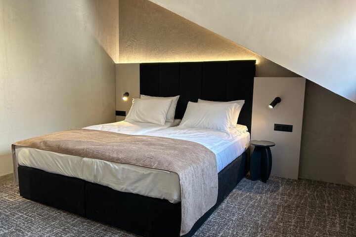 Room 53 of 80