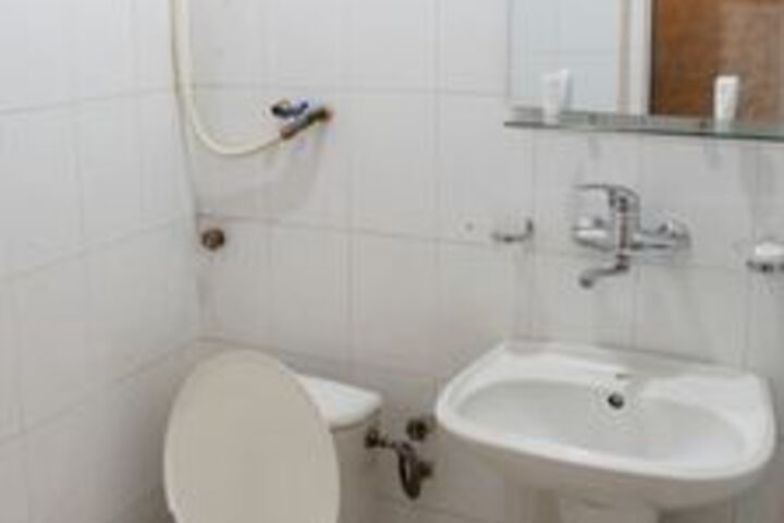 Room 2 of 32