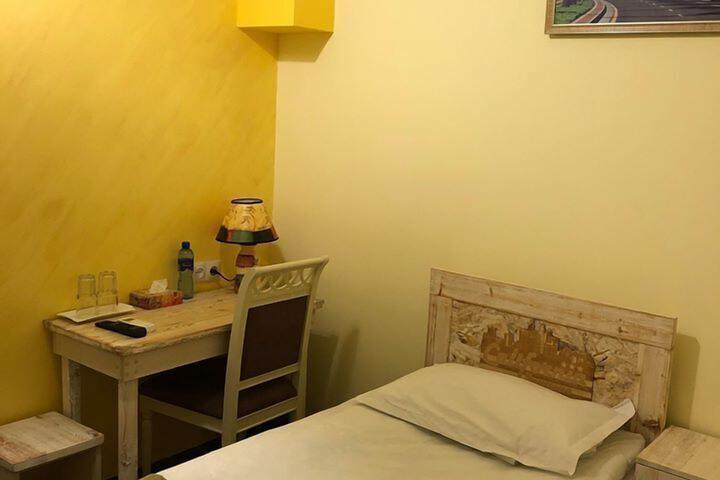 Room 11 of 28
