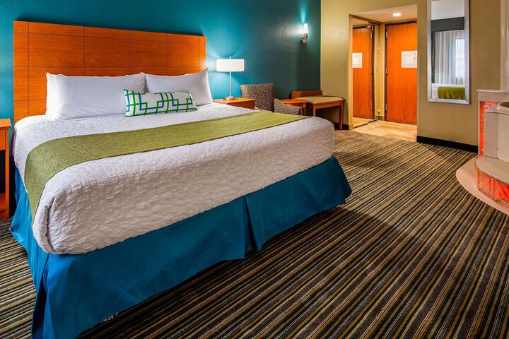 1 King Accessible Comms Assist Bathtub Microwave, Refrigerator Sofa Bed Full Breakfast (7 of 19)