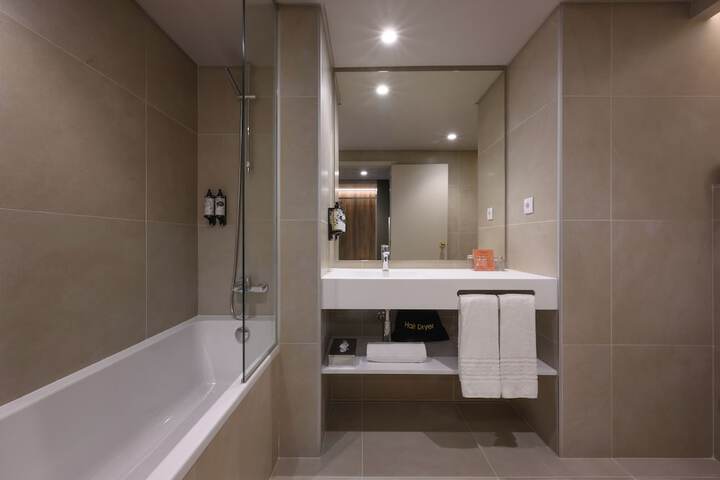 Room 16 of 40