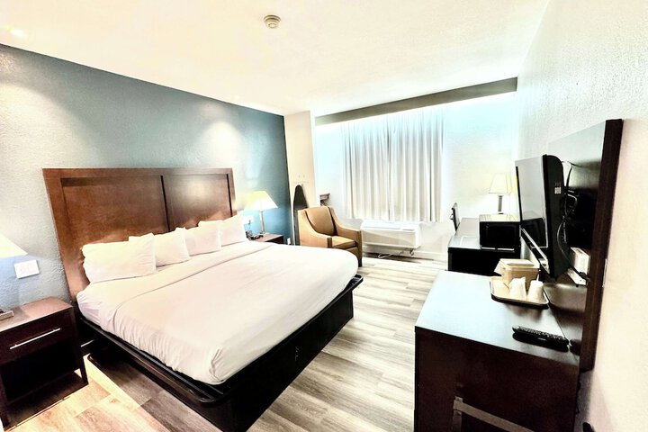 1 King Bed (12 of 16)