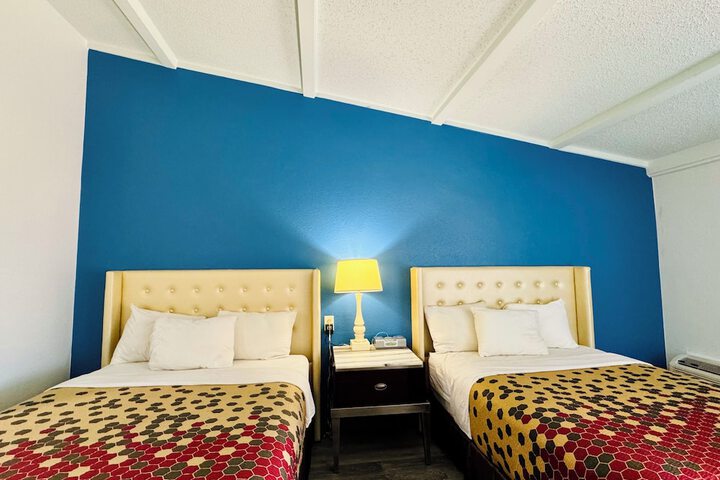 2 Queen Beds (2 of 9)