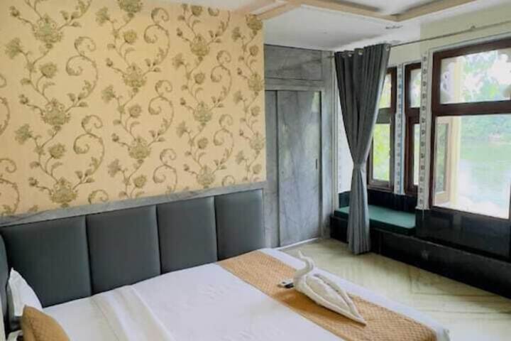 Room 9 of 17