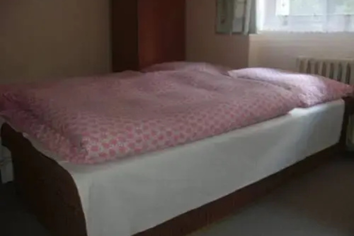 Room 4 of 8