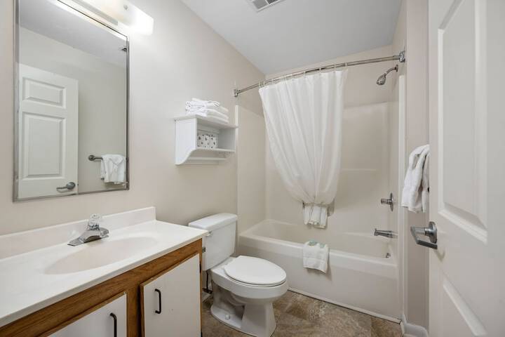 Studio Suite Queen Bed (8 of 16)