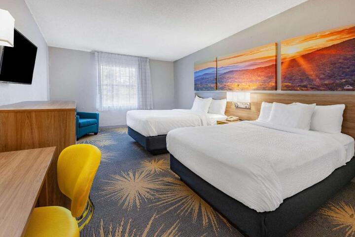 Quadruple with Double Bed (2 of 9)