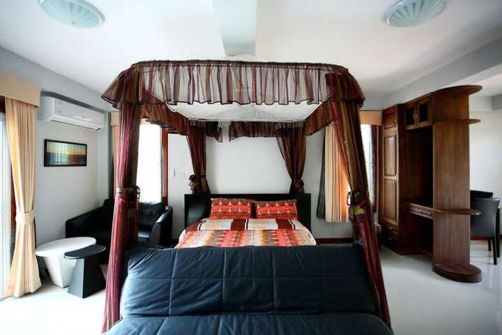 Room 6 of 12