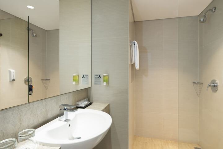 Room 15 of 34