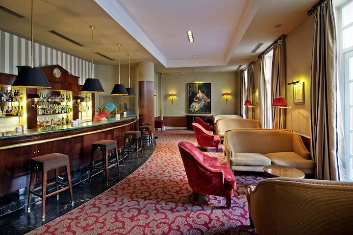 Lounge 17 of 25