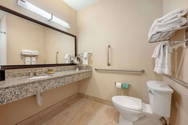 2 Queen Accessible Bathtub Work Desk Microwave, Refrigerator WiFi Full Breakfast (12 of 16)