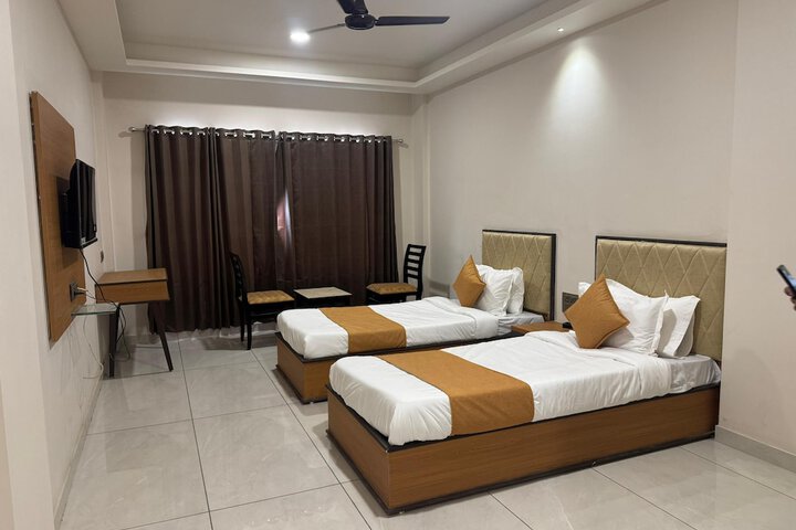 Room 10 of 12