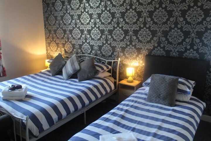 Room 8 of 33