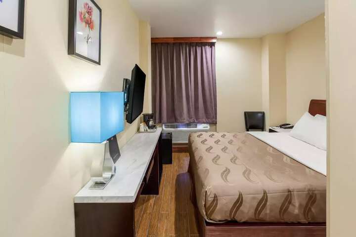 1 Queen Bed (7 of 7)
