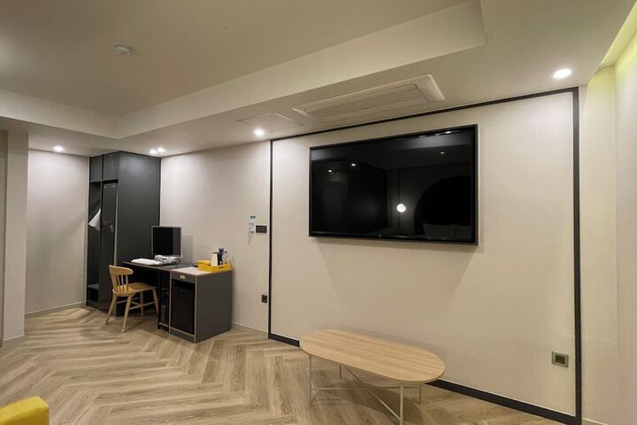 Room 16 of 60