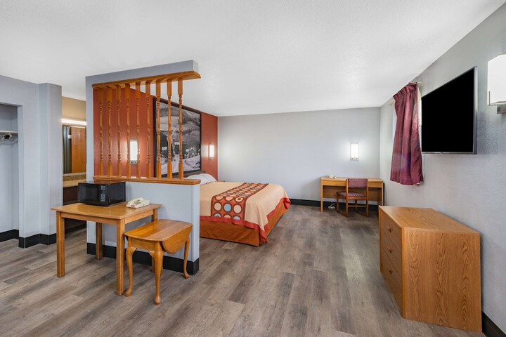 1 King Bed (1 of 11)