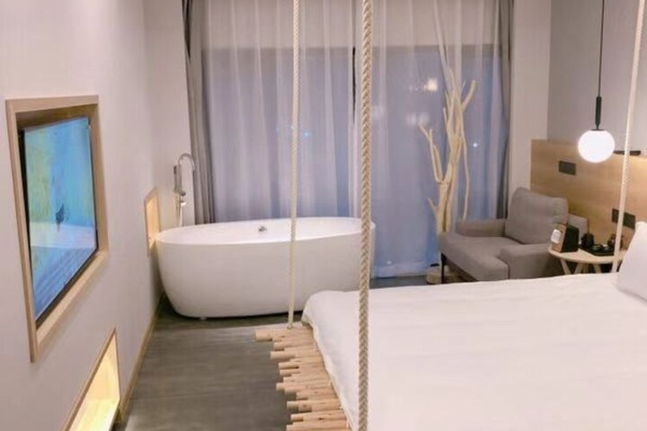 Room 27 of 63