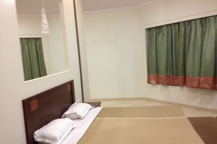 Room 32 of 157