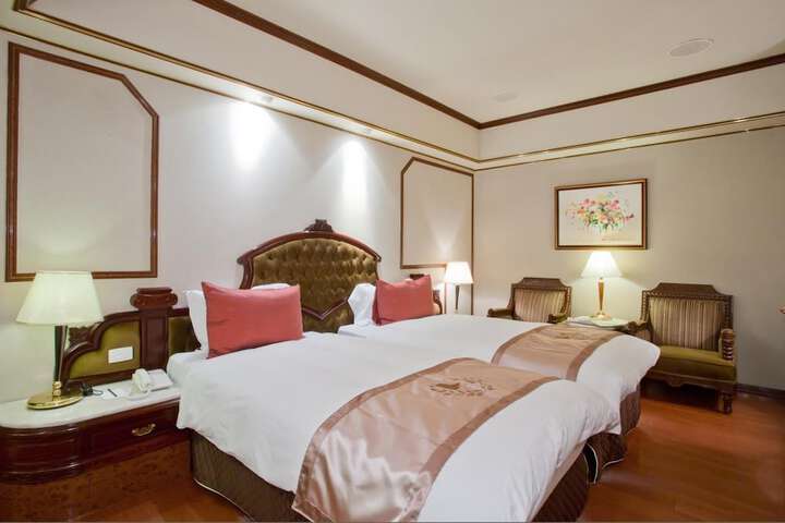 Room 16 of 40