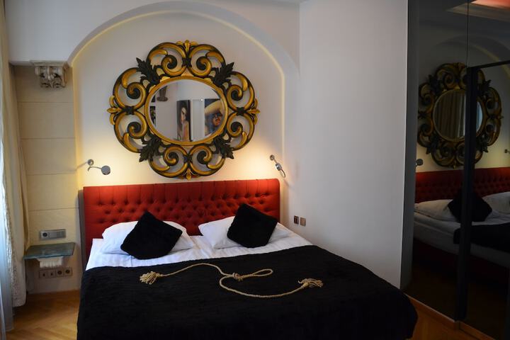 Room 6 of 18