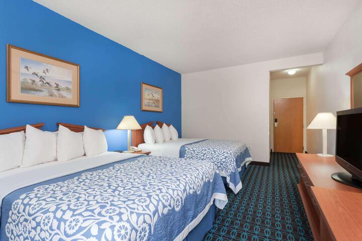 1 Queen Bed (6 of 10)