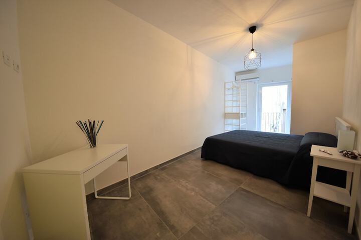 Room 9 of 16