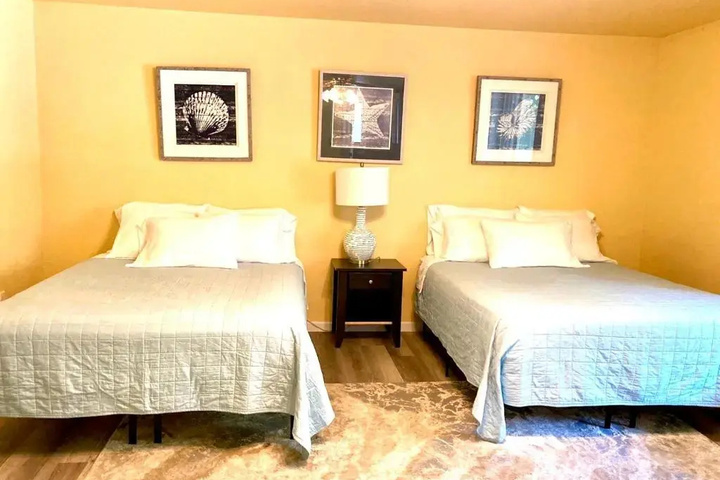 Room 4 of 10