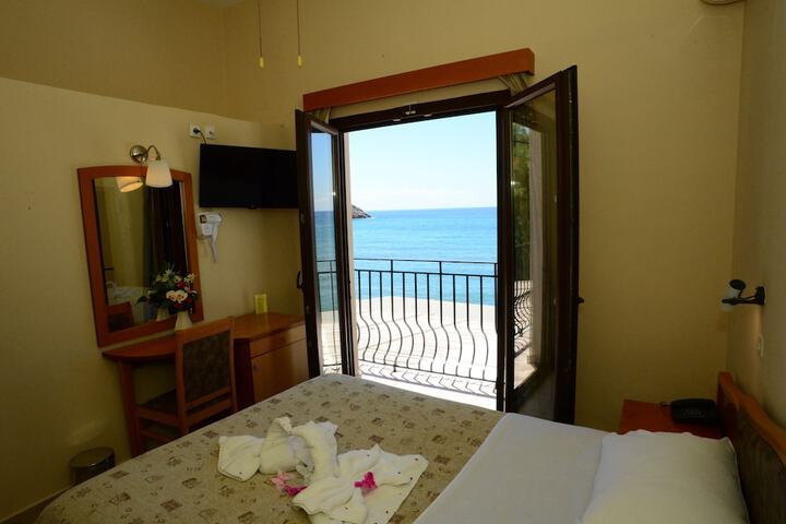 Room 37 of 228