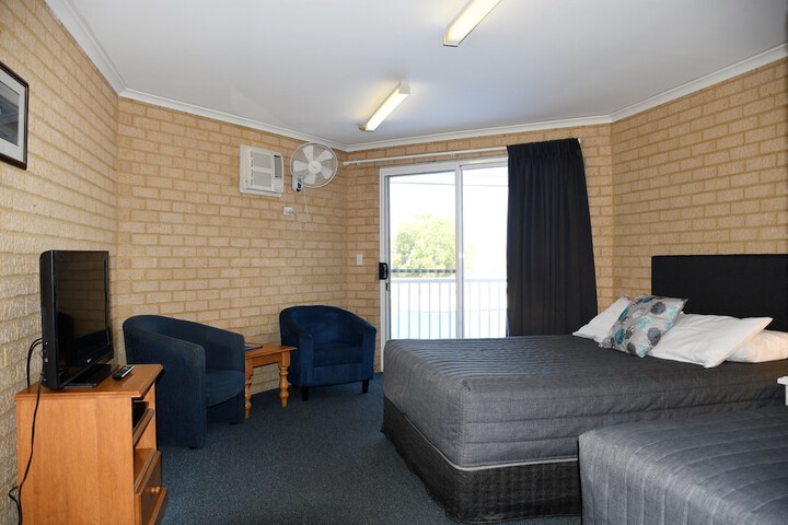 Room 4 of 27