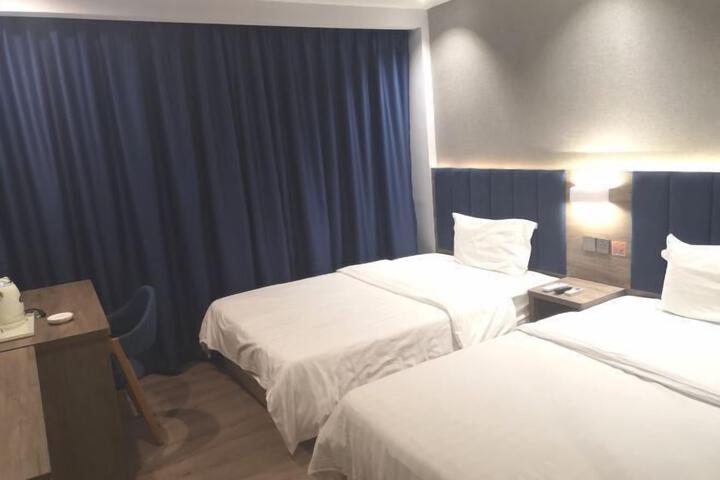 Room 4 of 8