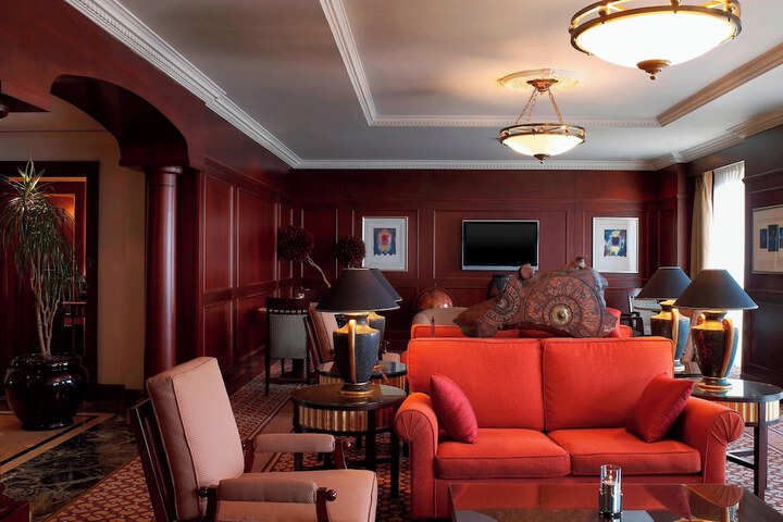 Lounge 75 of 98