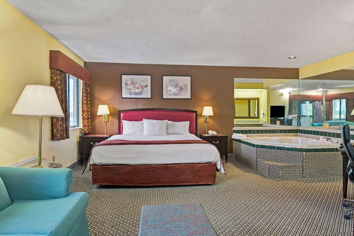 1 King Bed (3 of 7)