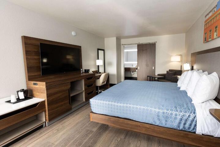 1 King Bed Work Desk Microwave and Refrigerator Usb Port Air Conditioned Continental Breakfast (3 of 14)