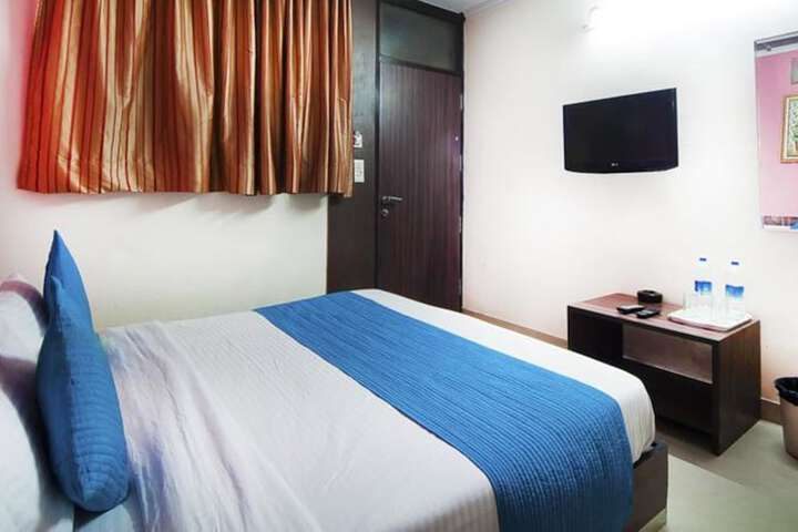 Room 8 of 33