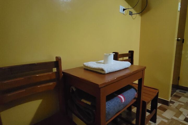 Room 4 of 8
