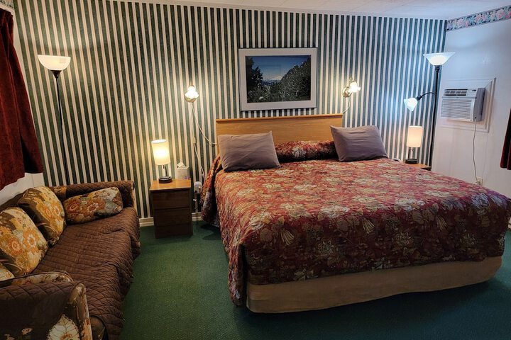 Room 10 of 12