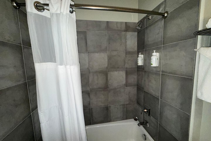 Room 17 of 28