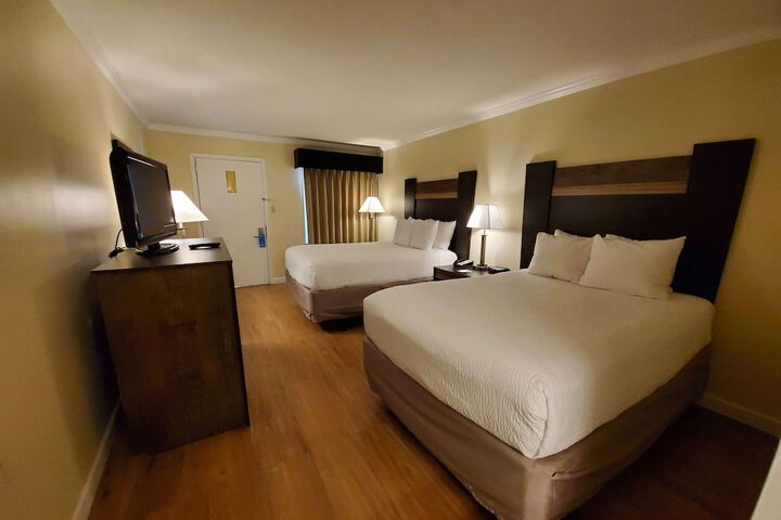 Double Deluxe King Bed (10 of 11)