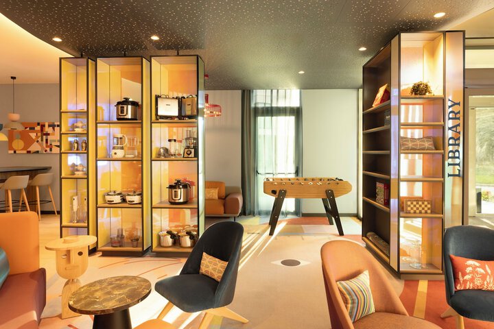 Lobby lounge