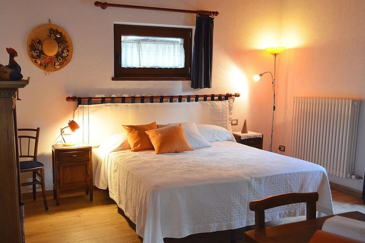 Room 2 of 8