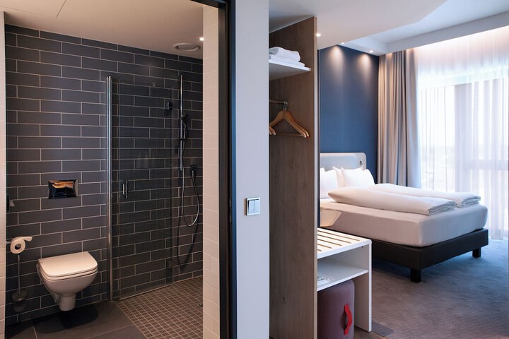 Room 28 of 63