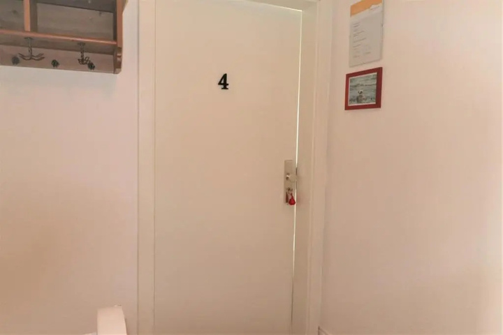 Room 8 of 18