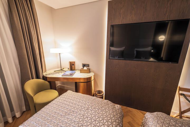 Room 33 of 200