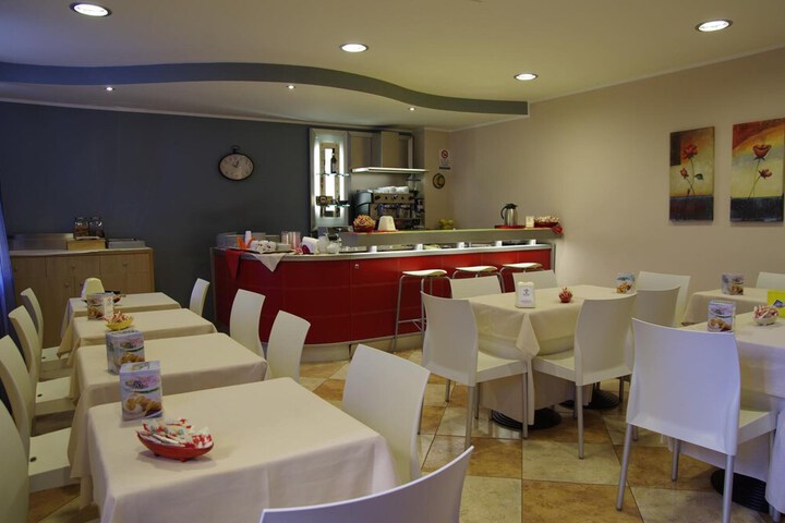 Dining 48 of 64