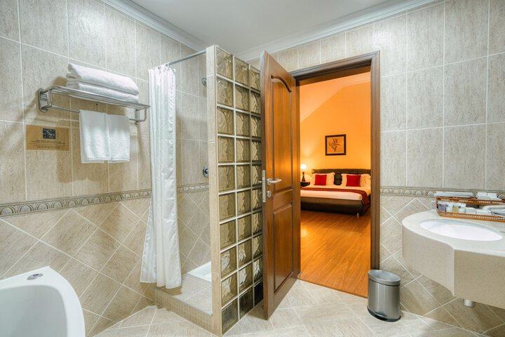 Room 47 of 77