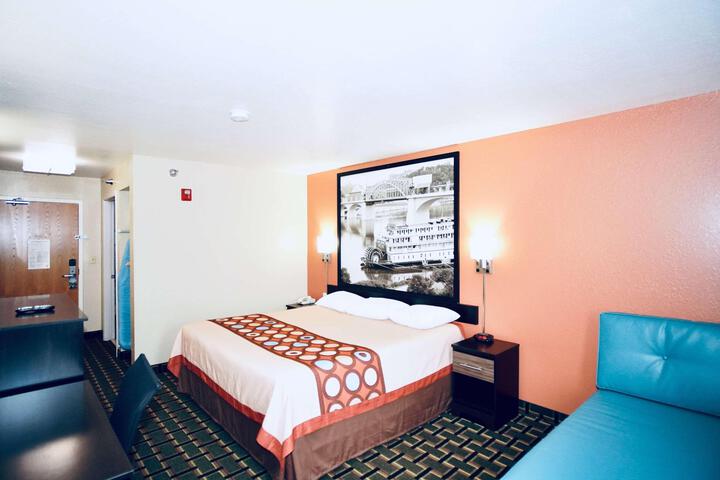 1 Queen Bed (2 of 6)