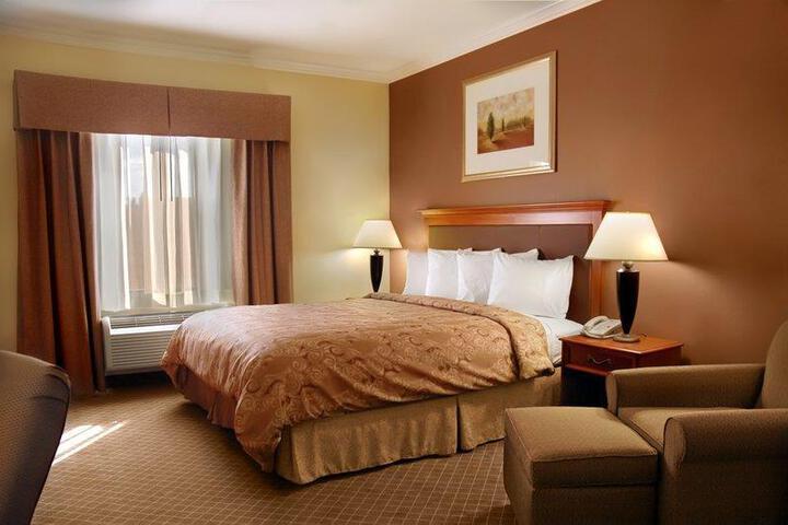 1 King Bed (3 of 6)
