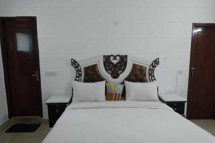 Room 4 of 16