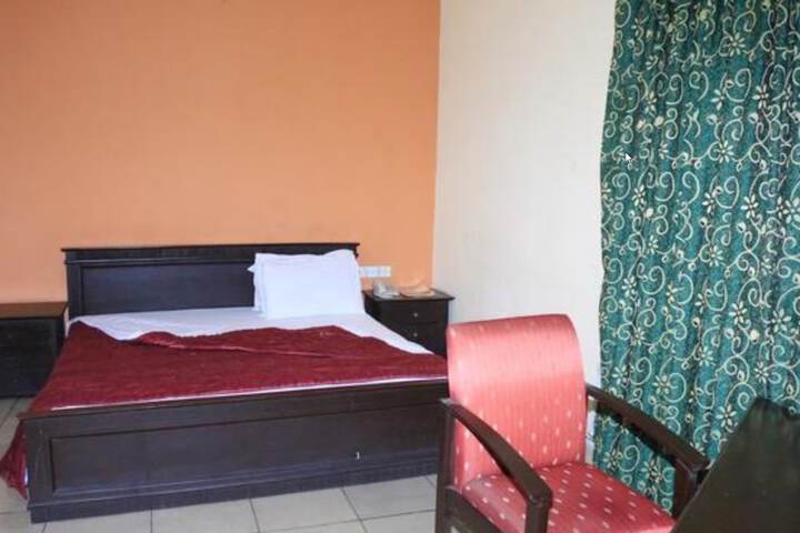 Room 4 of 33