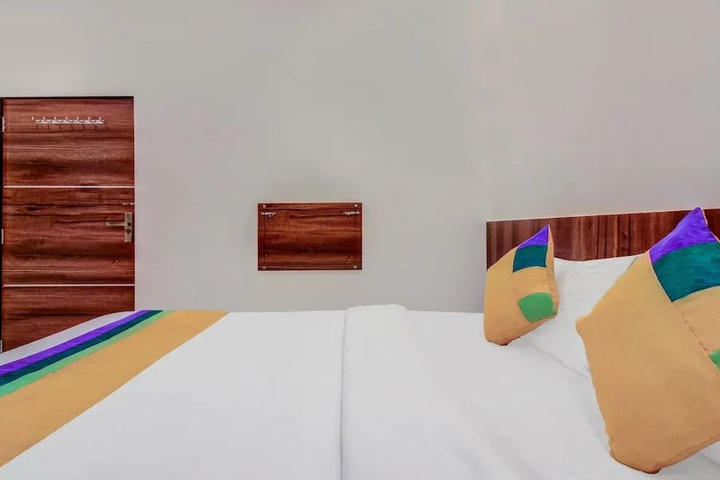Room 4 of 10